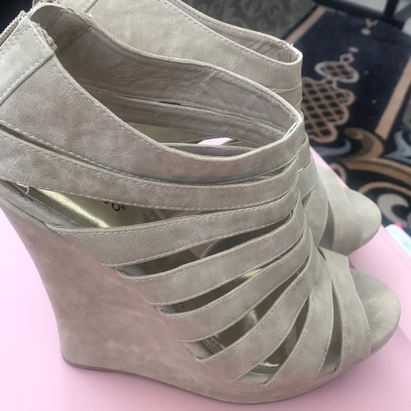 Beige going out platform heels - Picture 2 of 4